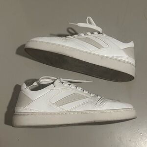 Like new Thousand Fell Court Sneakers